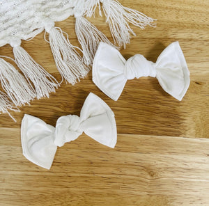 OFF WHITE BOW CLIPS